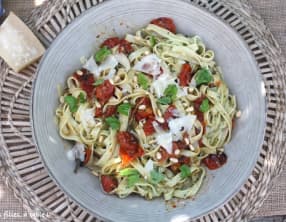 Pâtes aux tomates cerises confites et pesto