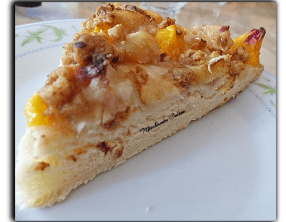 Tarte briochée aux pêches et brugnons, crumble amandes