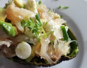 Salade d'avocat, mozzarella et pamplemousse