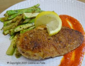 Escalopes de poulet panées au Parmesan et Pecorino, courgettes sautées, coulis de poivrons rouges