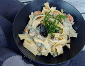 Tagliatelles maison aux moules et salicorne