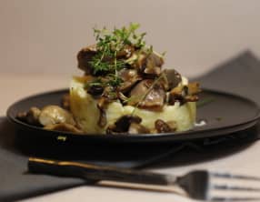 Écrasée de pommes de terre aux gésiers confits et champignons du moment
