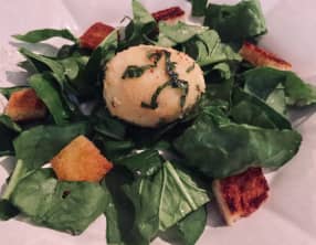 Salade d’épinards, œuf en croûte d’herbes