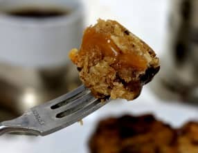 Gâteau aux pépites de chocolat, noix de coco et caramel.