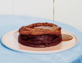 Gâteau au chocolat, beurre de cacahuète et sauce caramel salée