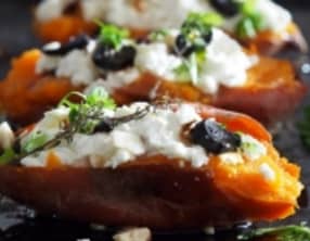 Patates douces rôties, ail noir, chèvre frais