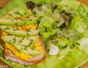 Tartines d'œufs brouillés à l'avocat