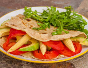 Tortilla de blé aux tomates, avocats et maïs 
