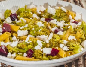 Salade de pâtes de maïs, brocolis et betteraves