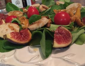 Salade de mâche au boudin blanc girolles et figues
