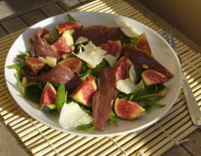 Salade de roquette aux figues et magret de canard