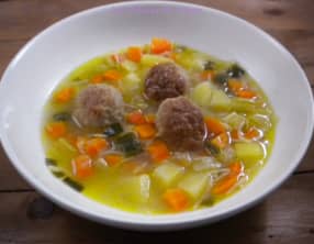 Bouillon aux boulettes de viande au parmesan