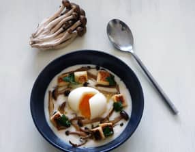 Crème de chou-fleur shimejis et oeuf mollet