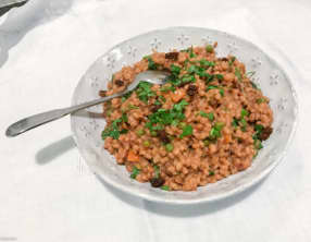 Orzotto végétal aux petits pois et aux tomates séchées