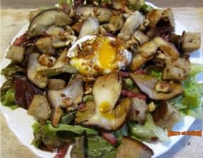 Salade automnale aux cèpes, oeufs pochés et noix