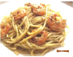 Spaghetti aux crevettes en sauce crémeuse au pesto