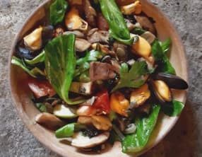 Salade de mâche, moules et champignons, persil frit