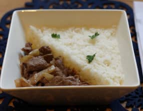 Bœuf sauté aux oignons