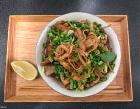 Nouille Pho sautées au seitan et aux herbes