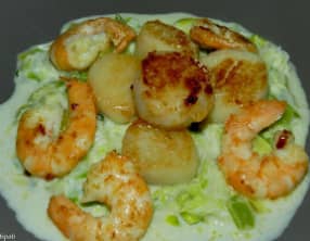 Noix de Saint-Jacques-scampis sur nid de poireaux