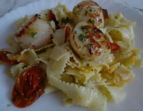 Noix de Saint-Jacques et pâtes au beurre aillé au persil et tomates séchées