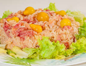 Salade de riz aux crevettes et tomates 
