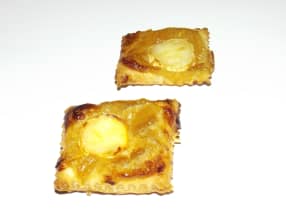 Toasts feuilletés au confit d'oignon et chèvre
