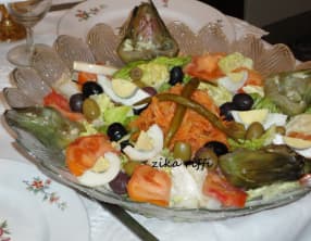 Salade composée artichauts-carottes-laitue-tomates