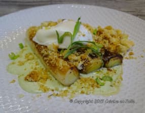 Oeuf poché sur poireaux rôtis, crumble au Parmesan et crème d'estragon