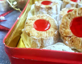Biscuits fondants au fromage garnis à la confiture de fraises