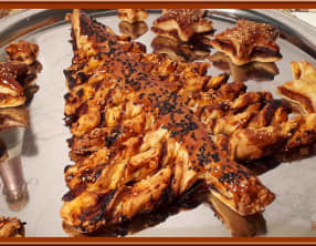 Sapin feuilleté à la crème de poivrons, tomate et carotte