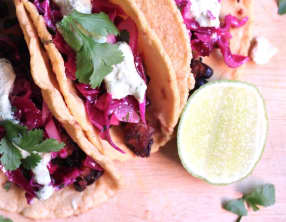 Tacos à la courge rôtie au piment chipotle, haricots noirs croustillants et crema aux noix de cajou et jalapeno grillé