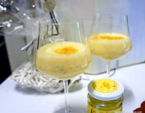 Smoothie au lait de soja bananes amandes gingembre et yaourt chèvre