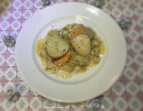 Coquilles saint Jacques sautées au beurre noisette sur lit de fondue de poireaux