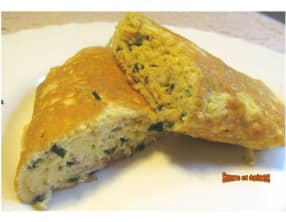 Omelette roulée au fromage et à la ciboulette