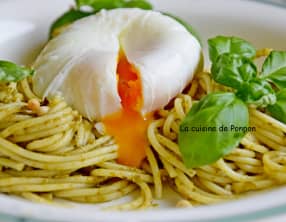 Spaghetti au pesto et oeuf poché