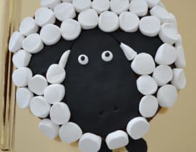 Gâteau d’anniversaire mouton en chamallows