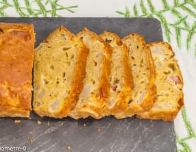 Cake salée au roquefort, lardons et poire