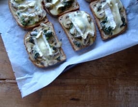 Tartines au brie, champignons et épinards