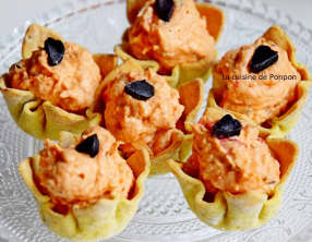 Amuse bouche à l'effiloché de porc aux poivrons et tomate sur fond de moutarde aux poivrons