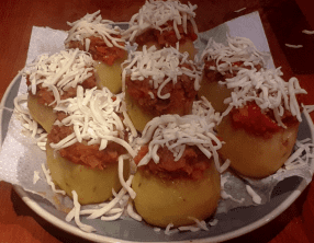 Pommes de Terres Frits, Farcies Et Rôties Au Four