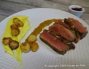 Rôti de magrets de canard aux fruits secs et dattes, purée de céleri au curcuma, sauce miel moutarde