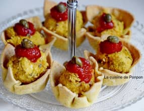 Amuse bouche à l'effiloché de porc au citron-basilic sur un lit de moutarde aux poivrons, sans cuisson