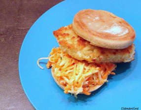 Burgers de poisson avec une remoulade de carottes et céleri-rave