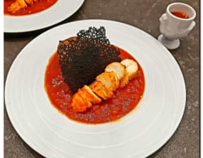 Queue de langouste sauce Américaine et son flan de poireaux