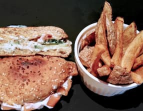 Burger saumon concombre