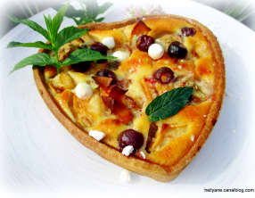Tarte sablée coeur pomme banane cerise et raisins secs