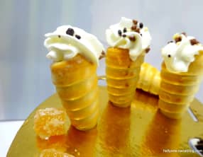 Mini cornets feuilletés garnis de confiture de gingembre et de chantilly maison