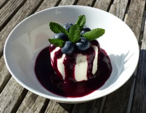 Blanc-manger aux amandes, coulis de fruits rouges