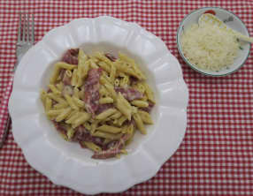 Mini penne à la crème, pancetta et parmesan